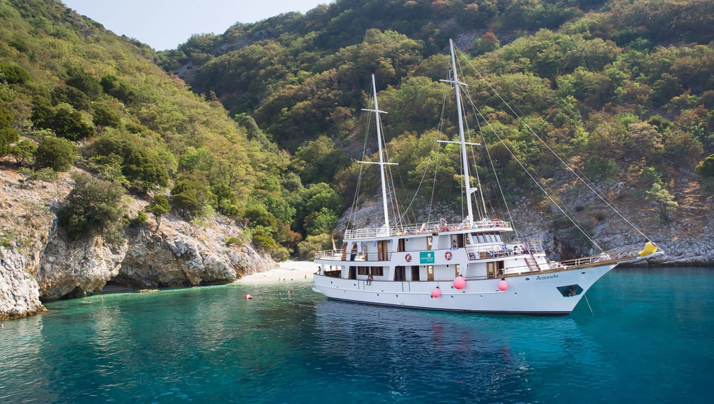 Aventure traditionnelle en Dalmatie : navigation douce entre criques et villages