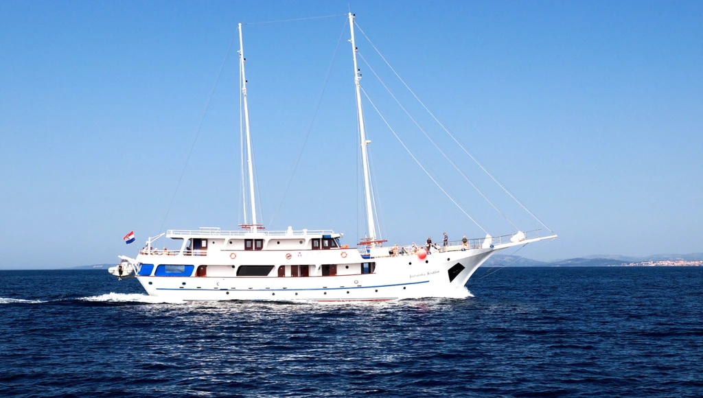 Aventure traditionnelle en Dalmatie : navigation douce entre criques et villages