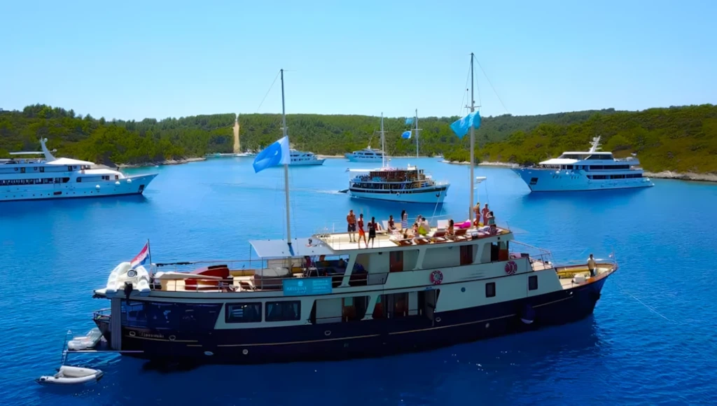 Aventure traditionnelle en Dalmatie : navigation douce entre criques et villages
