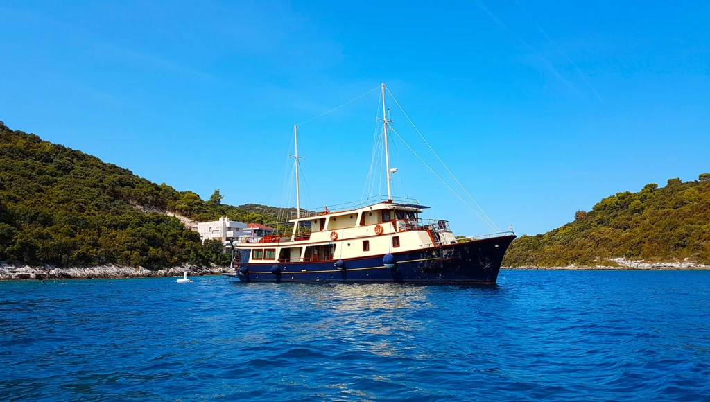 Aventure traditionnelle en Dalmatie : navigation douce entre criques et villages