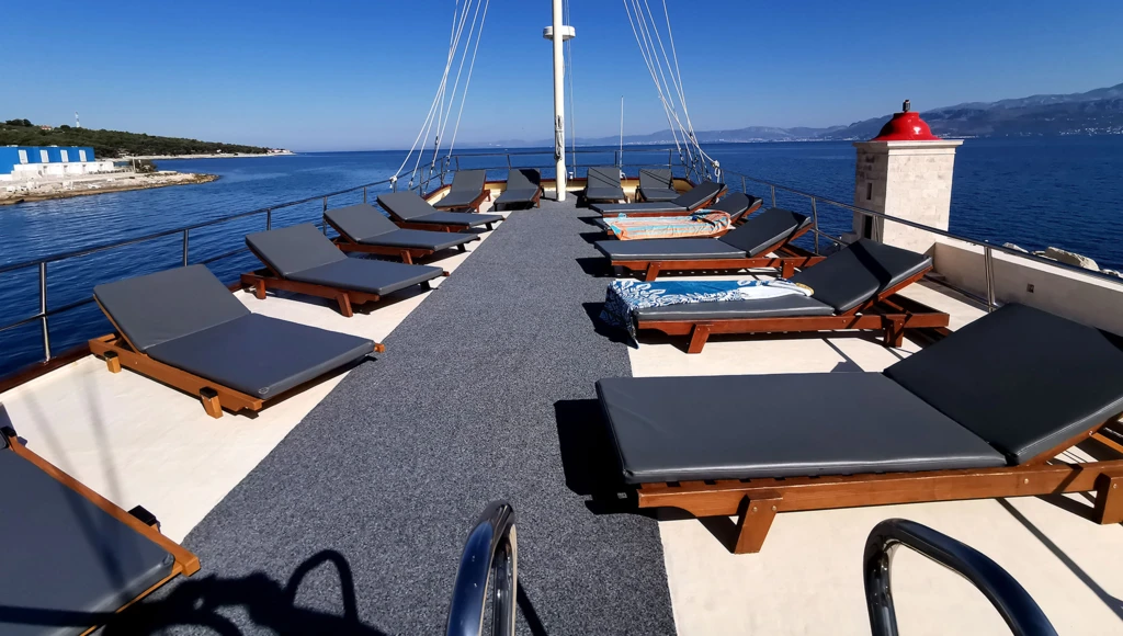 Aventure traditionnelle en Dalmatie : navigation douce entre criques et villages