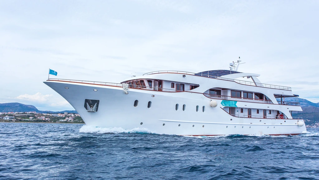 Una gita in barca tra città medievali e spiagge paradisiache