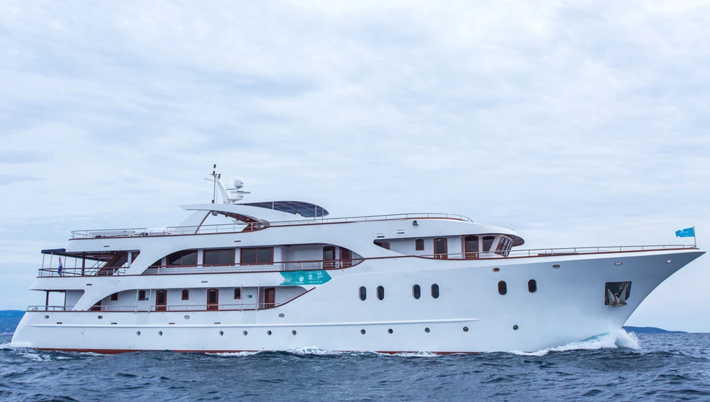 Una gita in barca tra città medievali e spiagge paradisiache