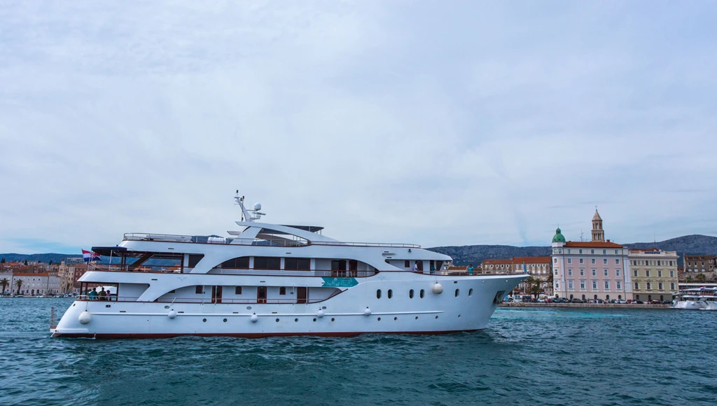 Una gita in barca tra città medievali e spiagge paradisiache