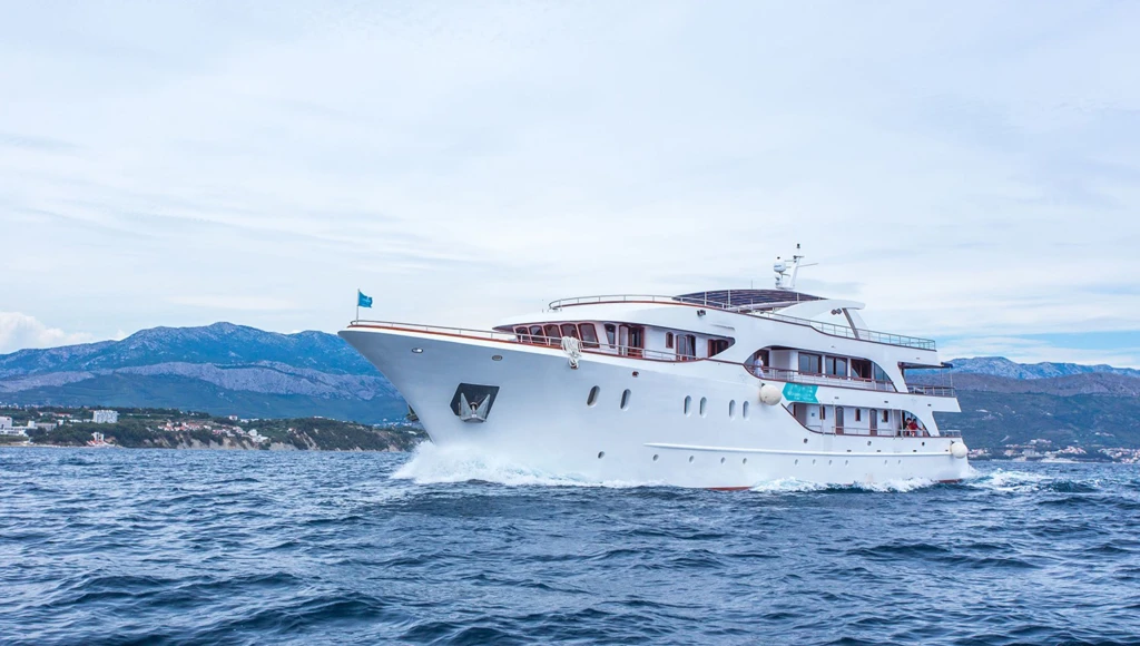 Una gita in barca tra città medievali e spiagge paradisiache