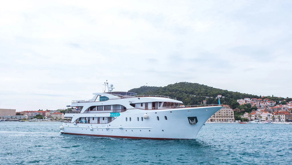 Una gita in barca tra città medievali e spiagge paradisiache