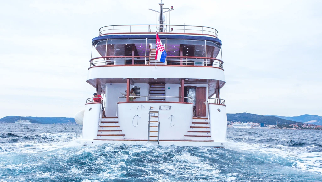 Una gita in barca tra città medievali e spiagge paradisiache