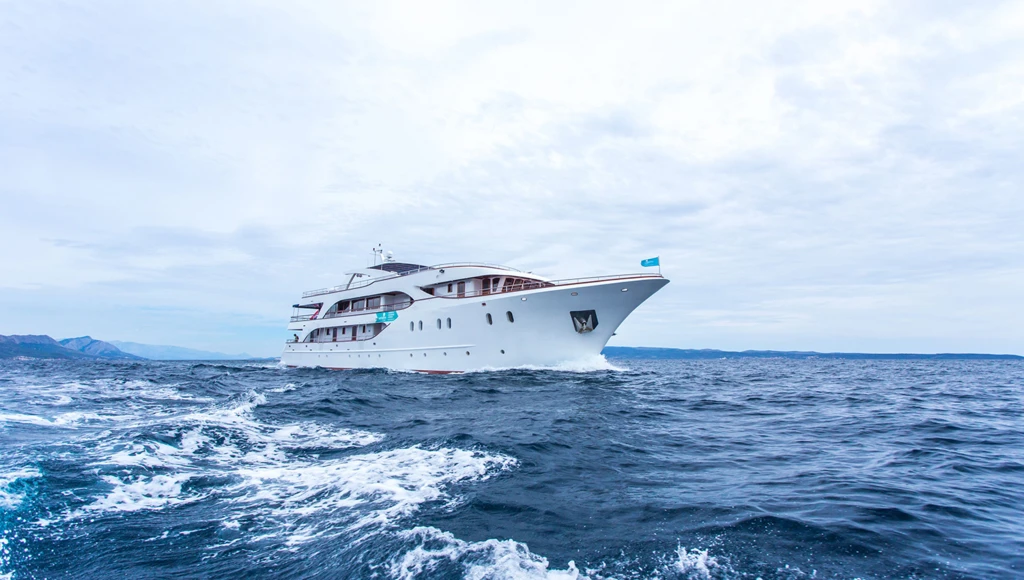 Una gita in barca tra città medievali e spiagge paradisiache