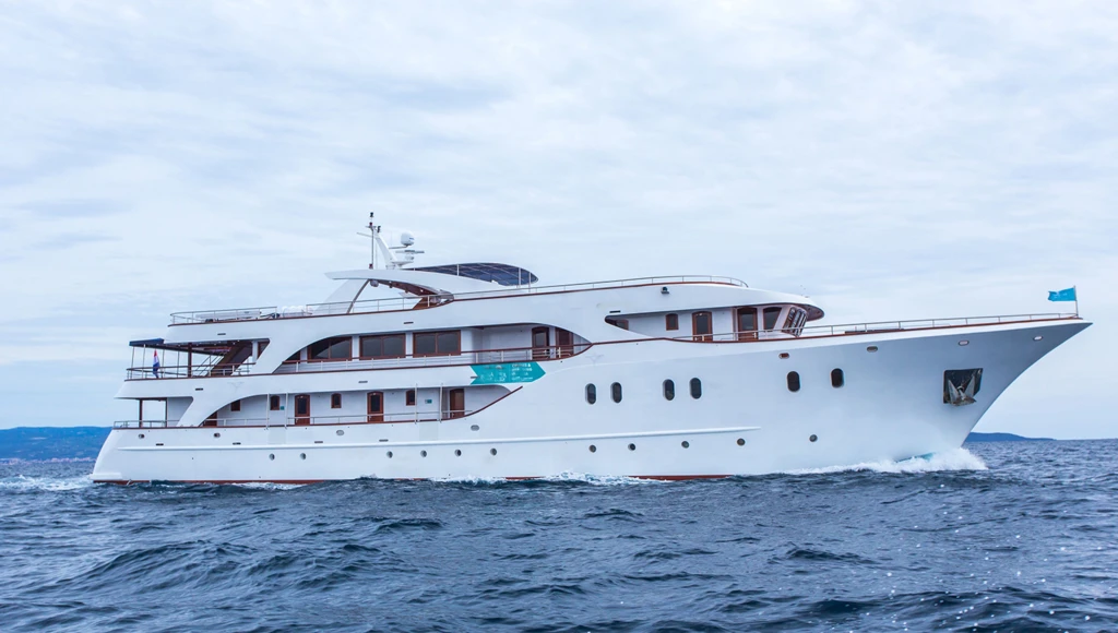 Una gita in barca tra città medievali e spiagge paradisiache