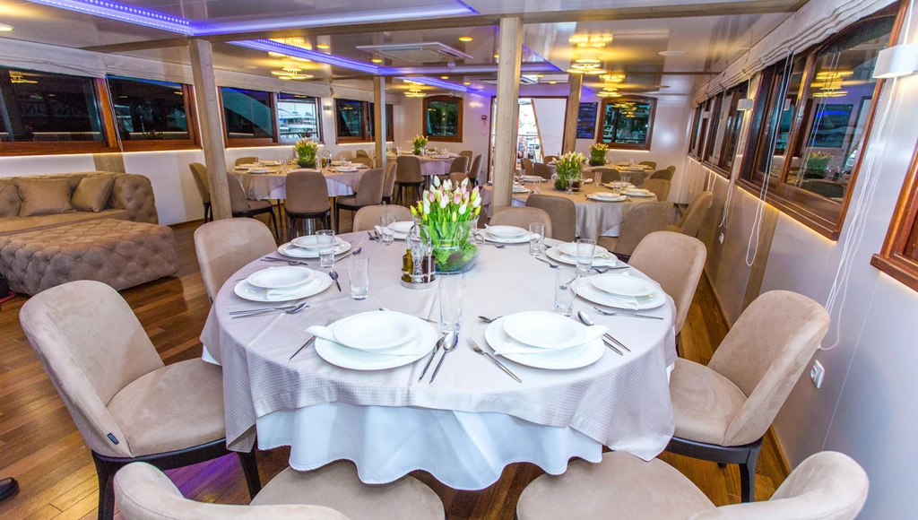 Una gita in barca tra città medievali e spiagge paradisiache