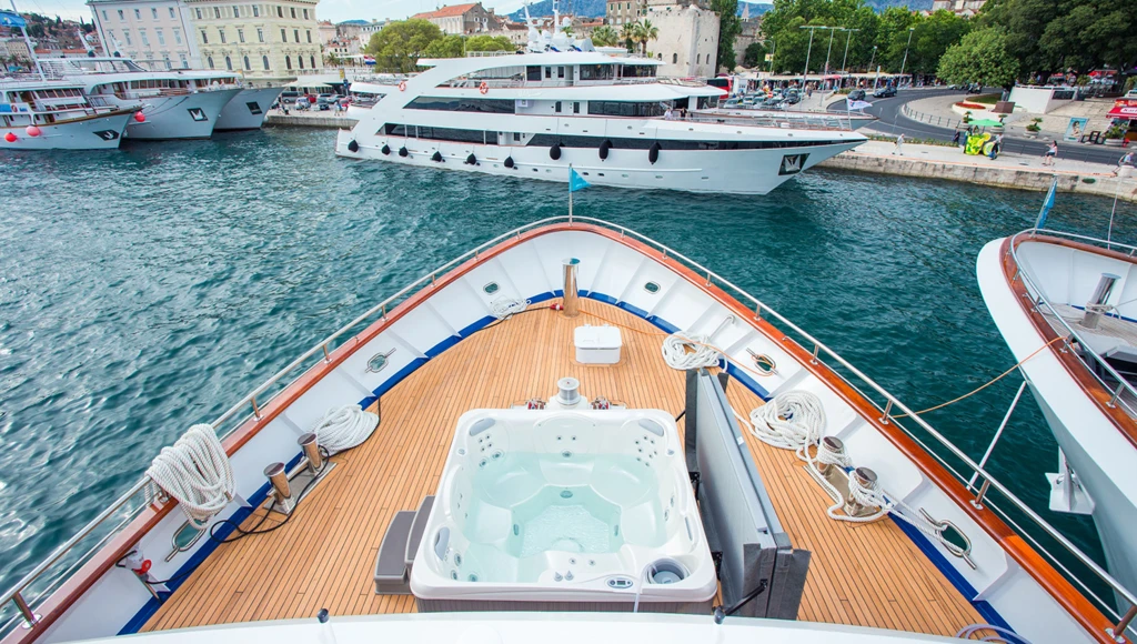 Una gita in barca tra città medievali e spiagge paradisiache