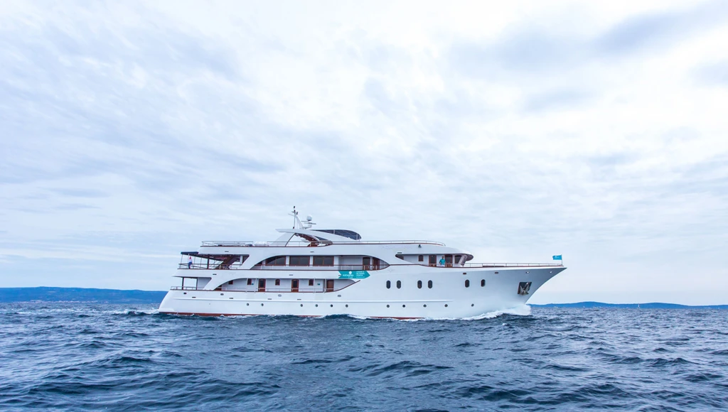 Una gita in barca tra città medievali e spiagge paradisiache