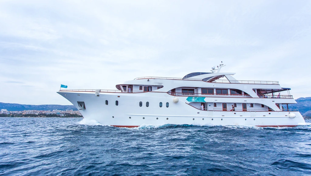 Una gita in barca tra città medievali e spiagge paradisiache