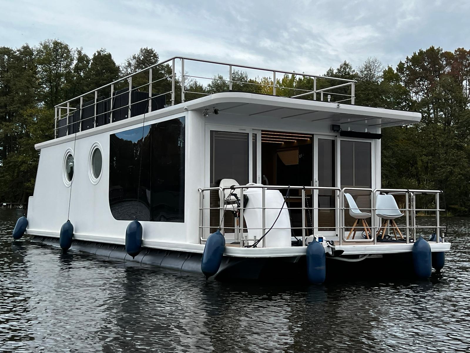 Houseboat 4300