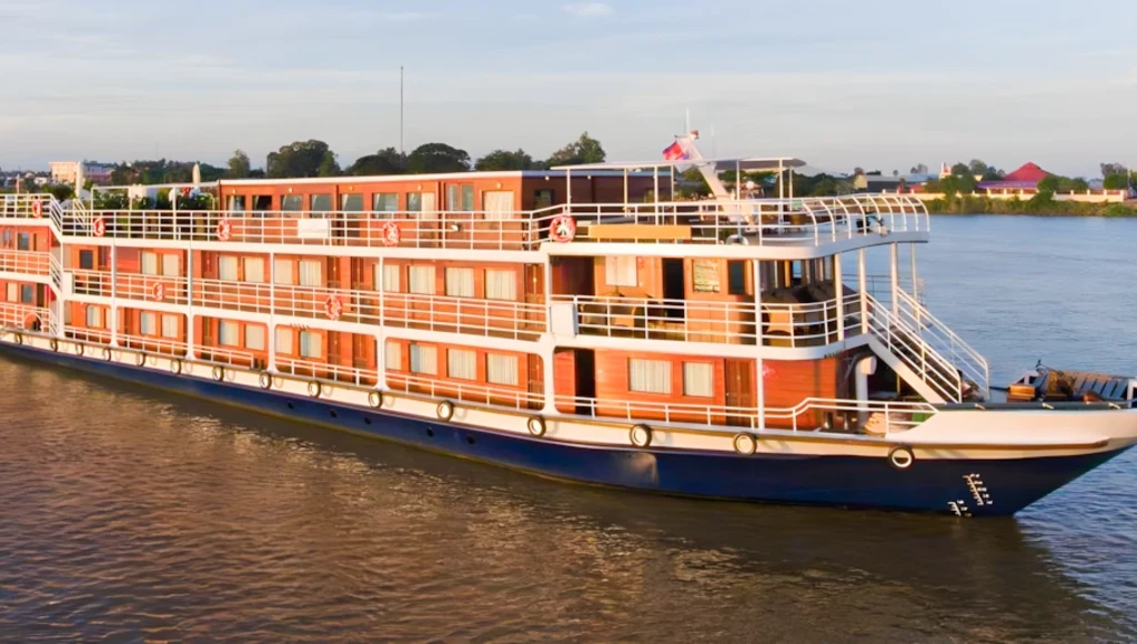 Visite des temples d'Angkor et navigation dans le delta du Mékong, découverte de la majestueuse baie d'Halong