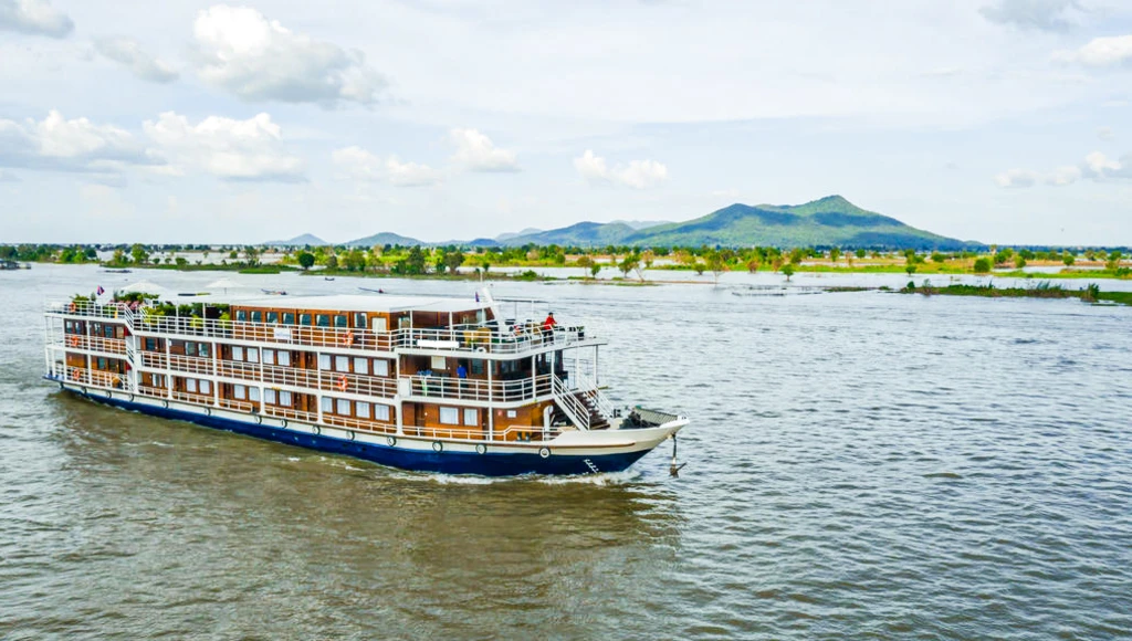 Visite des temples d'Angkor et navigation dans le delta du Mékong, découverte de la majestueuse baie d'Halong