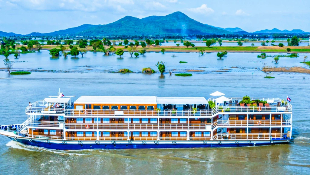 Visite des temples d'Angkor et navigation dans le delta du Mékong, découverte de la majestueuse baie d'Halong