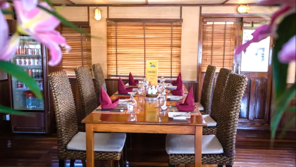 Visite des temples d'Angkor et navigation dans le delta du Mékong, découverte de la majestueuse baie d'Halong