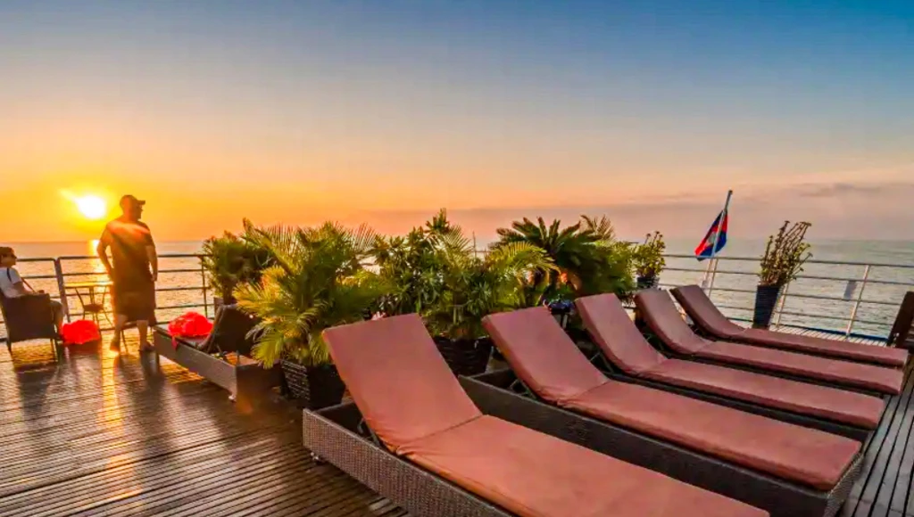 Visite des temples d'Angkor et navigation dans le delta du Mékong, découverte de la majestueuse baie d'Halong