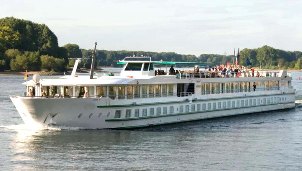 Cruise in the heart of Paris, unusual discoveries