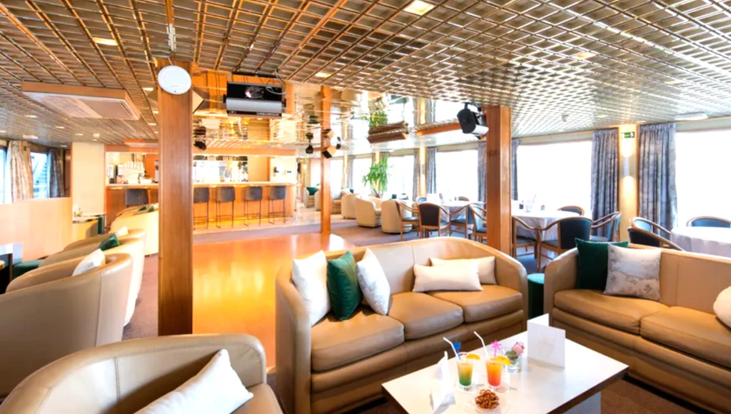 Cruise in the heart of Paris, unusual discoveries