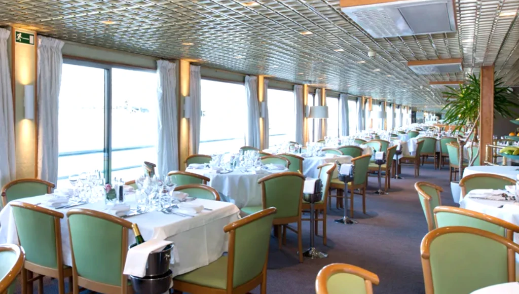 Cruise in the heart of Paris, unusual discoveries