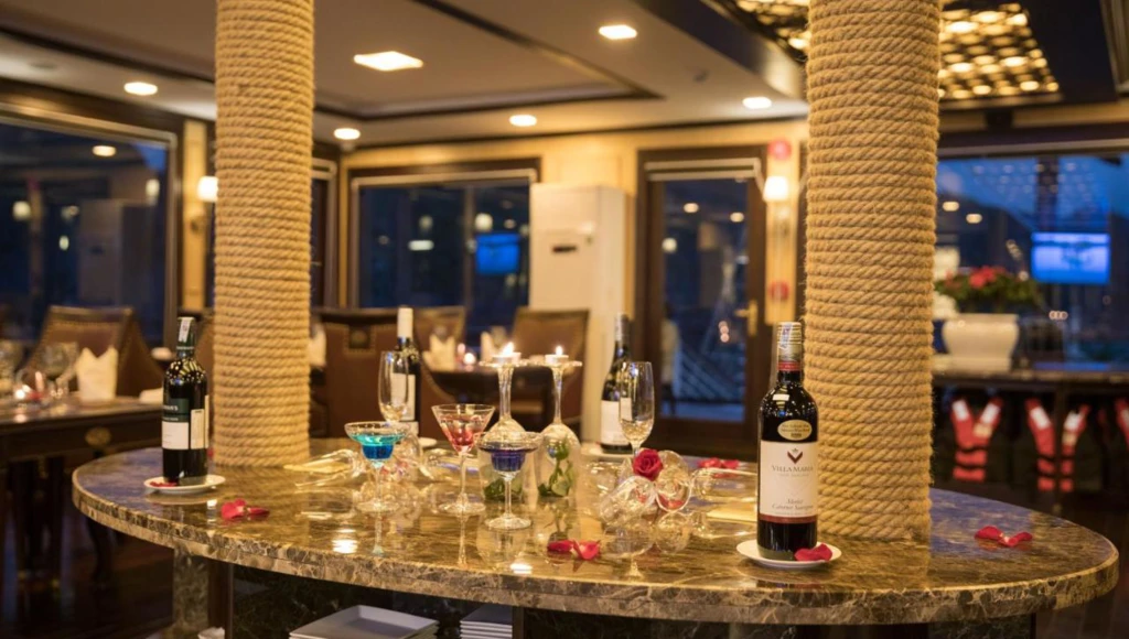 Évasion unique en baie d'Halong : croisière inoubliable au cœur du Vietnam