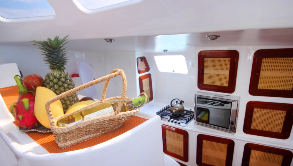 Lujo tropical: navegación excepcional entre Phuket, Koh Lanta y Koh Phi Phi Ley