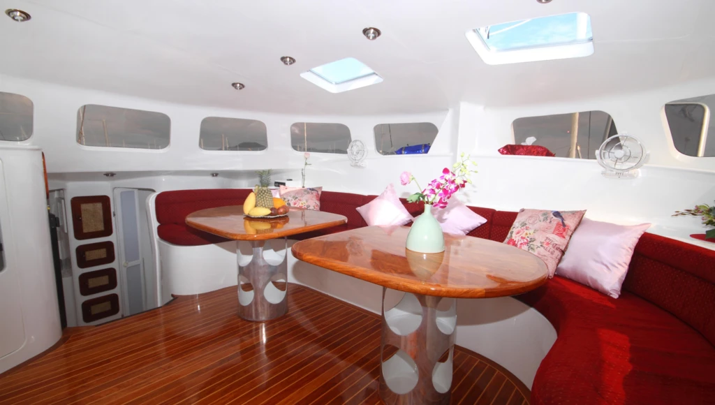 Lujo tropical: navegación excepcional entre Phuket, Koh Lanta y Koh Phi Phi Ley