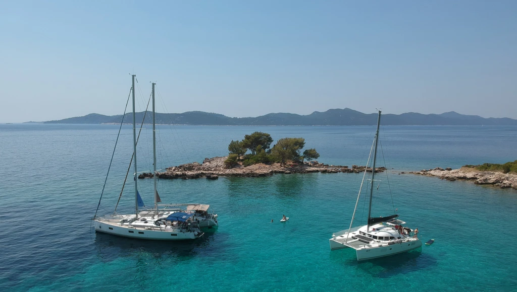 Una magica crociera tra baie paradisiache, mari cristallini, tartarughe e delfini