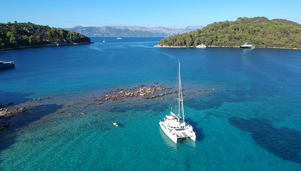 Una magica crociera tra baie paradisiache, mari cristallini, tartarughe e delfini