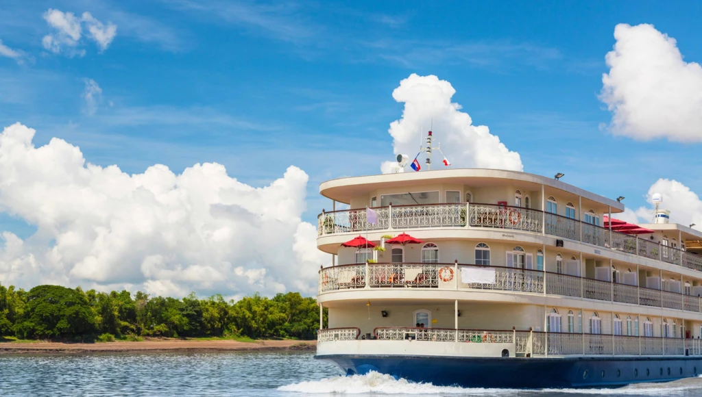 Prestigiosa navegación entre Vietnam y Camboya