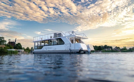 Luxboot Floating House