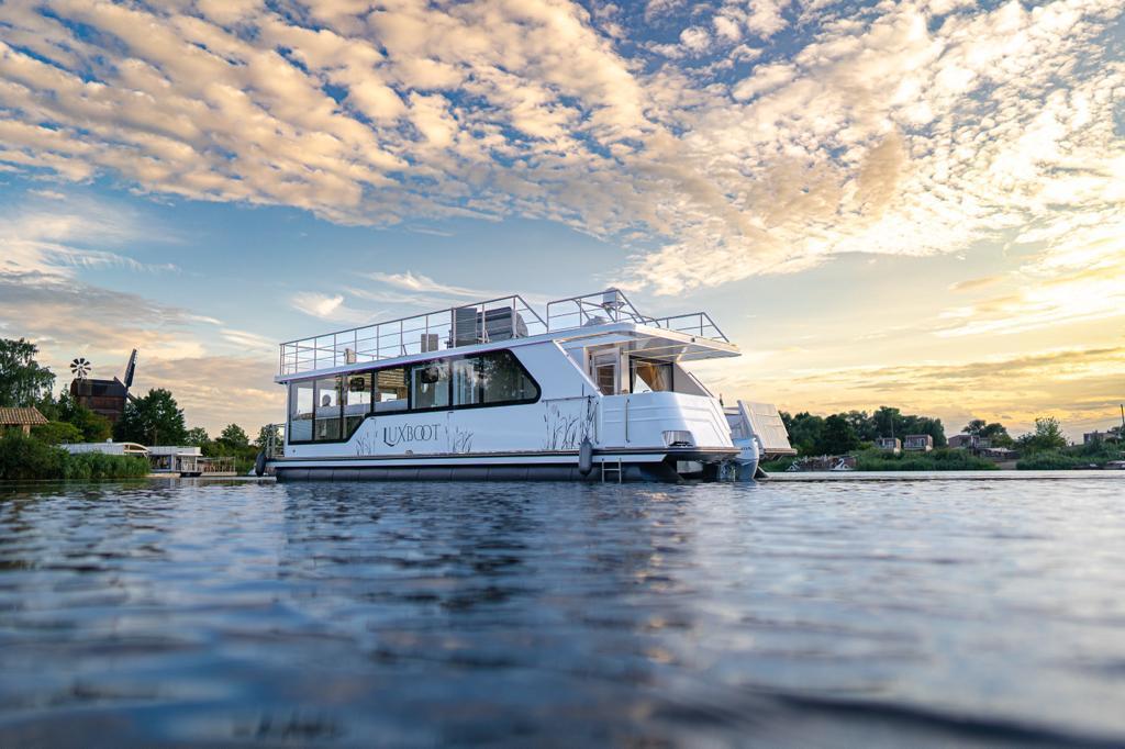 Luxboot Floating House