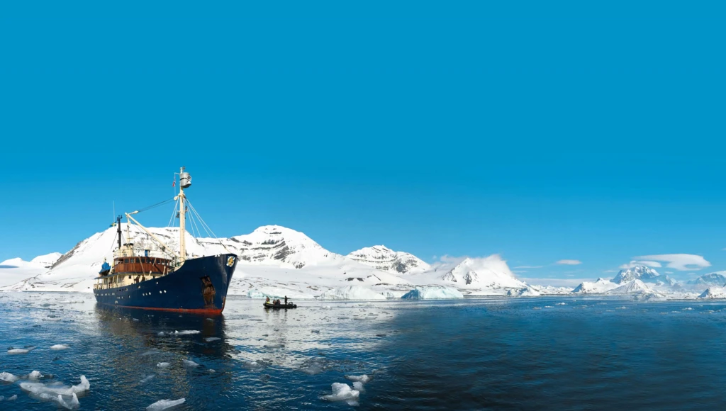 Expédition immersive à travers les fjords de l'Alta : paysages magnifiques et aurores boréales majestueuses