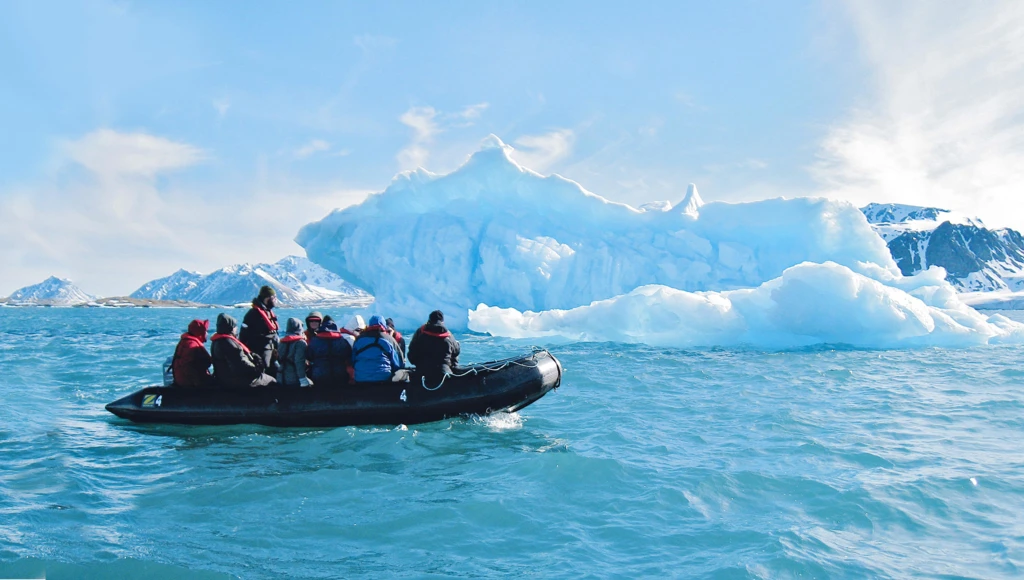Expédition immersive à travers les fjords de l'Alta : paysages magnifiques et aurores boréales majestueuses