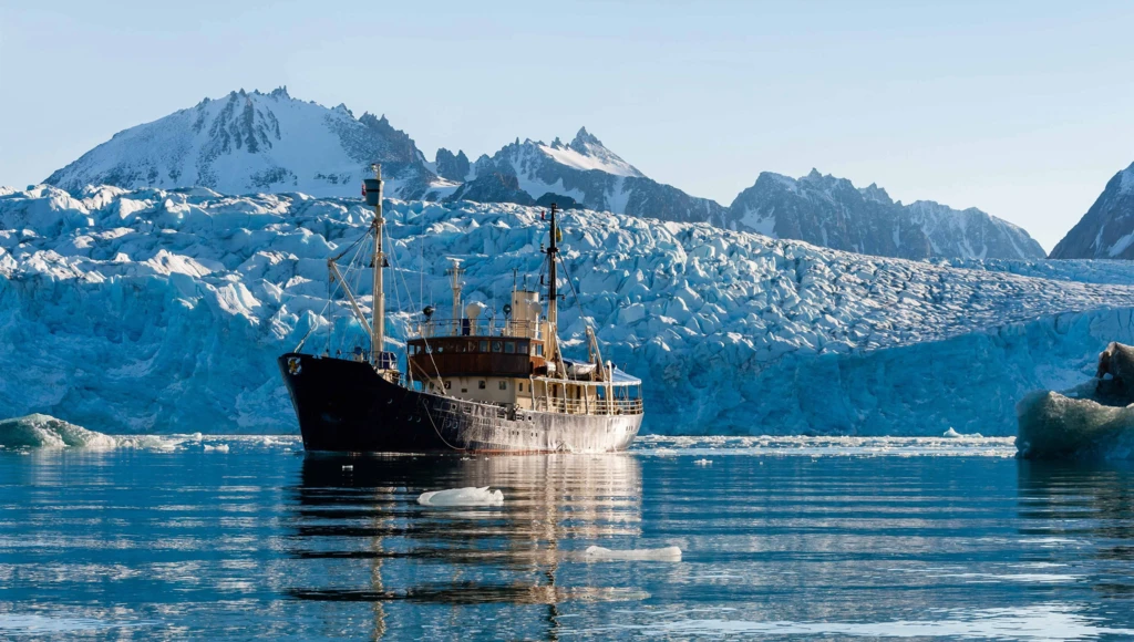 Expédition immersive à travers les fjords de l'Alta : paysages magnifiques et aurores boréales majestueuses