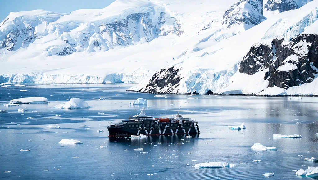 Croisière et vol privé vers l'Antarctique : une incroyable expédition vers les paysages polaires les plus spectaculaires