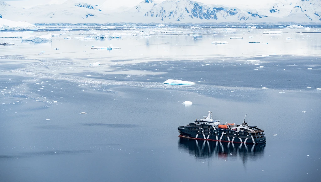 Croisière et vol privé vers l'Antarctique : une incroyable expédition vers les paysages polaires les plus spectaculaires