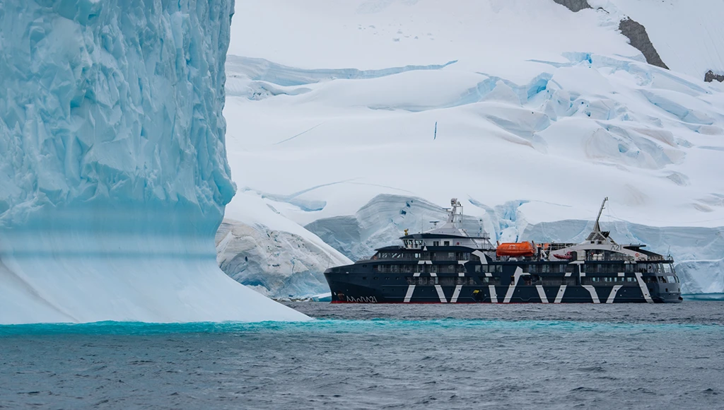 Croisière et vol privé vers l'Antarctique : une incroyable expédition vers les paysages polaires les plus spectaculaires