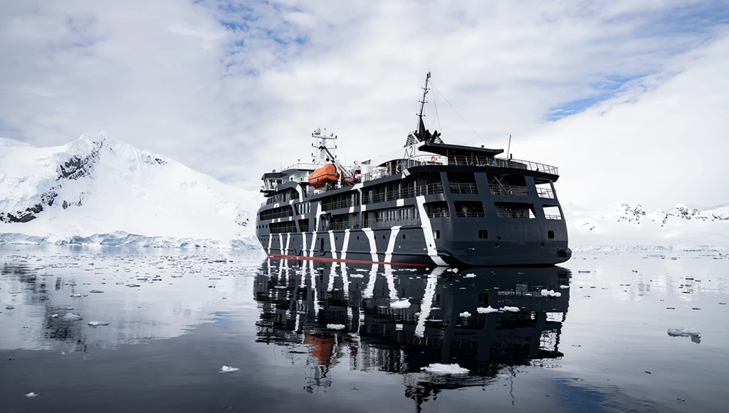 Croisière et vol privé vers l'Antarctique : une incroyable expédition vers les paysages polaires les plus spectaculaires