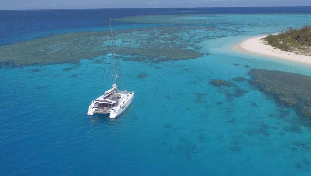Zarpe hacia Nueva Caledonia en catamarán y descubra los lugares de interés y los sabrosos platos de la isla.