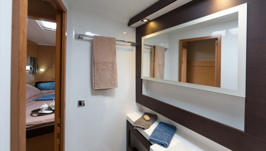 Zarpe hacia Nueva Caledonia en catamarán y descubra los lugares de interés y los sabrosos platos de la isla.