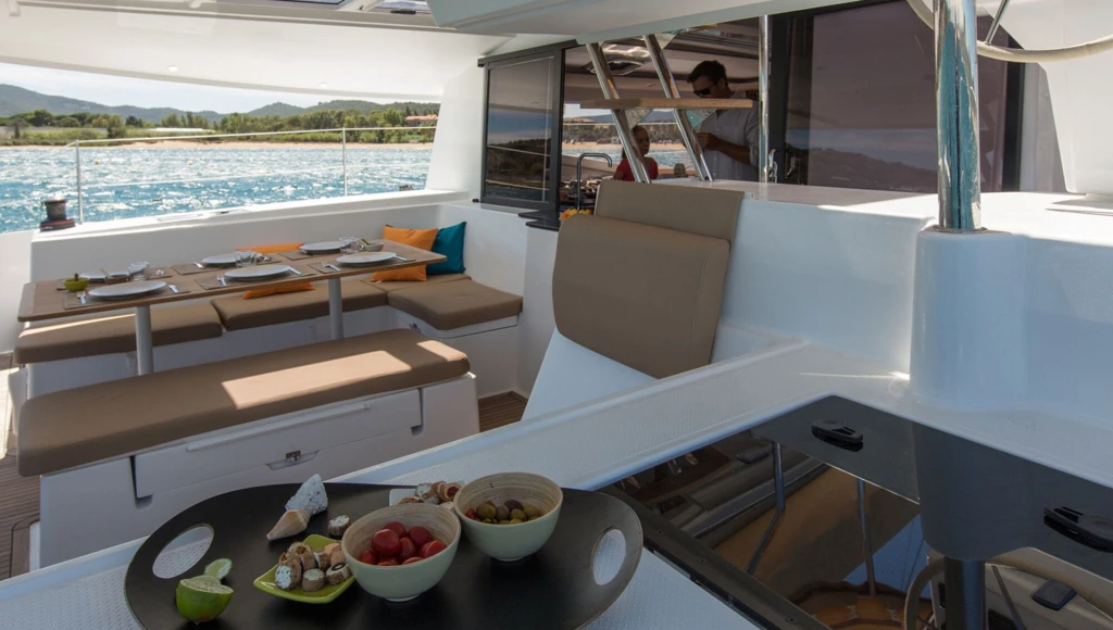 Zarpe hacia Nueva Caledonia en catamarán y descubra los lugares de interés y los sabrosos platos de la isla.