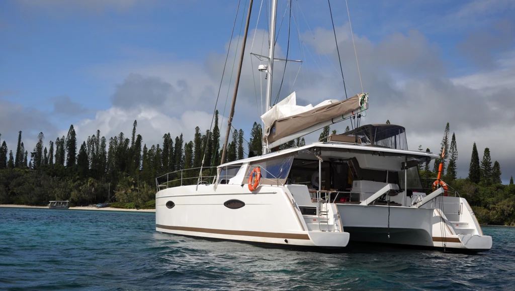 Zarpe hacia Nueva Caledonia en catamarán y descubra los lugares de interés y los sabrosos platos de la isla.