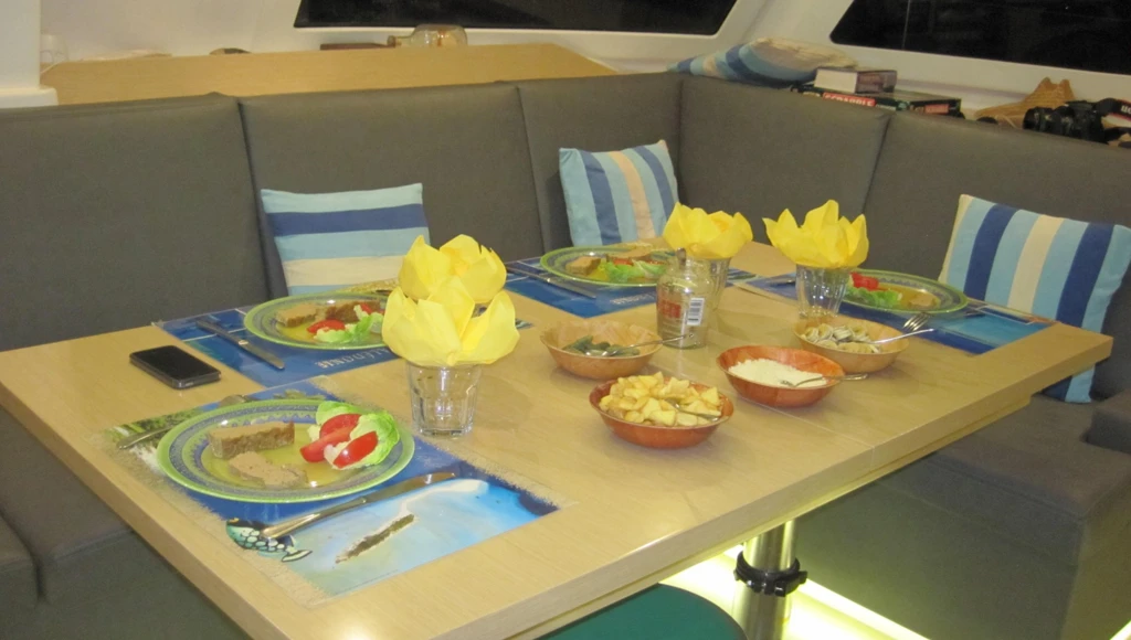 Zarpe hacia Nueva Caledonia en catamarán y descubra los lugares de interés y los sabrosos platos de la isla.