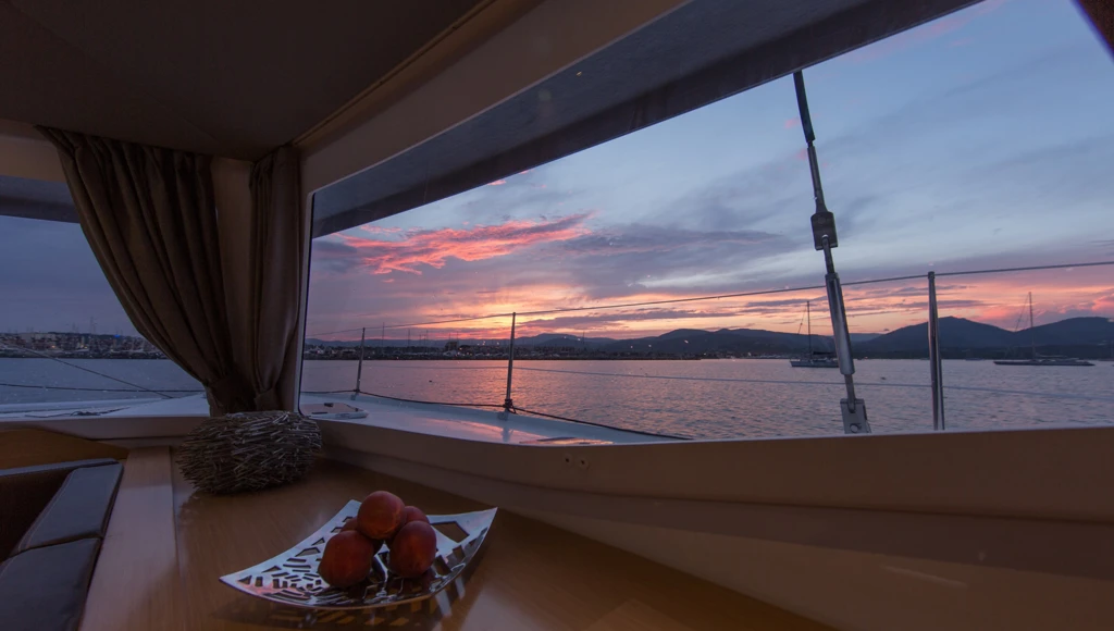Zarpe hacia Nueva Caledonia en catamarán y descubra los lugares de interés y los sabrosos platos de la isla.