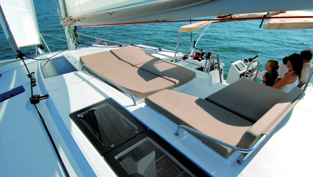 Zarpe hacia Nueva Caledonia en catamarán y descubra los lugares de interés y los sabrosos platos de la isla.