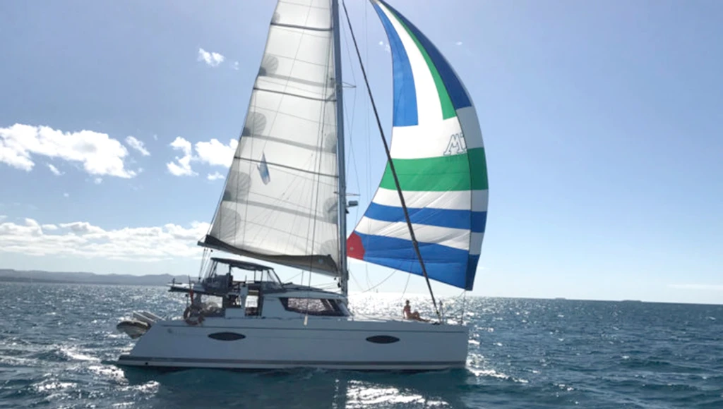 Zarpe hacia Nueva Caledonia en catamarán y descubra los lugares de interés y los sabrosos platos de la isla.