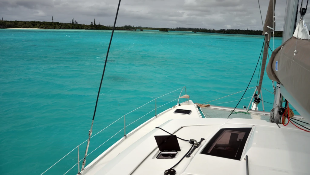 Zarpe hacia Nueva Caledonia en catamarán y descubra los lugares de interés y los sabrosos platos de la isla.